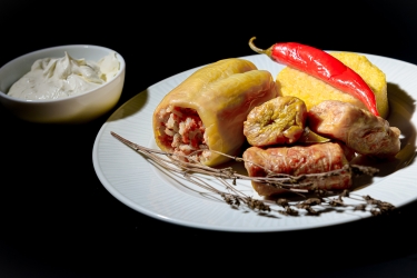 3 SARMALE SI 1 ARDEI UMPLUT CU MAMALIGUTA