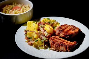 COTLET PORC, CARTOFI TARANESTI SI SALATA DE VARZA