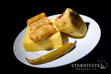 3 SARMALE, 1 ARDEI UMPLUT SI MAMALIGUTA